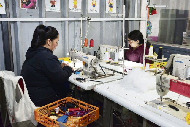 Die Beschäftigten der Plüschtierfabrik Cotton Toys sind Vorreiterinnen. Sie haben bereits die 40-Stunden-Woche.
