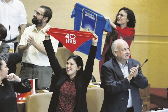 Die kommunistische Abgeordnete Camila Vallejo (mit roter Fahne) hat lange für die Einführung der 40-Stunden-Woche kämpfen müssen.