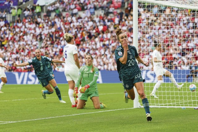 Das EM-Finale war 2022 die meistgesehene TV-Sendung in Deutschland. 2023 muss sich Lina Magull (r.) sorgen, dass niemand ihre Tore von der WM sieht.