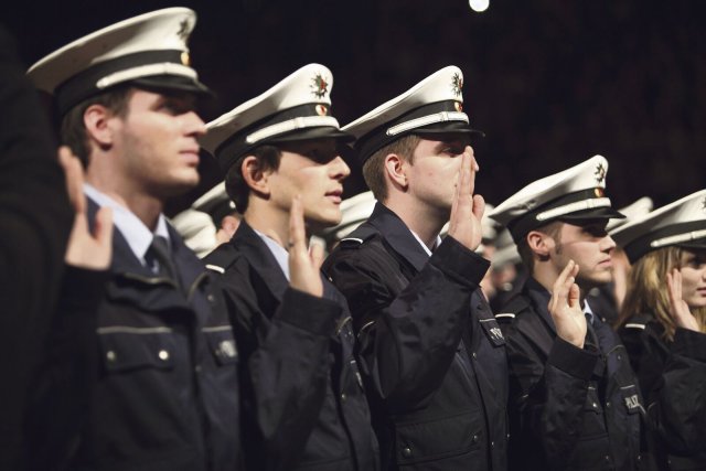 Polizei-Kommissaranwärter*innen schwören in Nordrhein-Westfalen ihren Eid. Wenigstens war deren Zeremonie nicht auf den Tag der Befreiung gelegt worden.