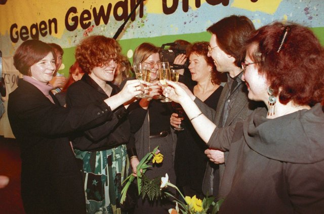 Hoch die Tassen! Katrin Göring-Eckardt, Christiane Ziller and Marianne Birthler vom Bündnis 90 und Angelika Beer, Ludger Vollmer und Christine Weiske von den Grünen (v.l.n.r.) im Jahr 1993