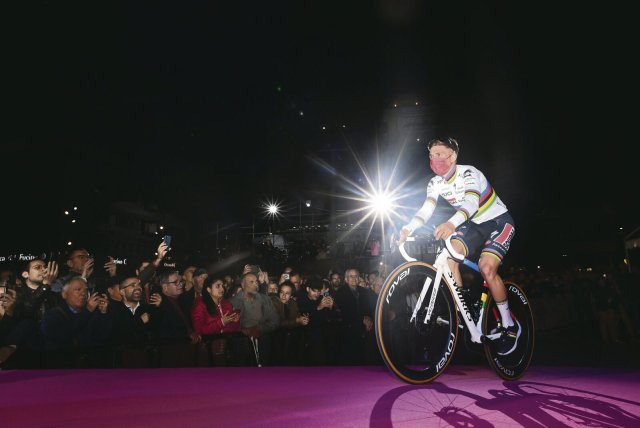 Zur Teampräsentation vor dem Giro-Start rollte Remco Evenepoel sogar mit Maske auf die Bühne. In den folgenden Tagen steckte er sich dennoch mit Corona an.