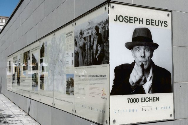 Natur als »Soziale Plastik«: Die 7000 Eichen, die Joseph Beuys im Rahmen der Documenta-Schau von 1982 pflanzen ließ, stehen immer noch. Hier ein Info-Schaufenster am Kasseler Friedrichsplatz.