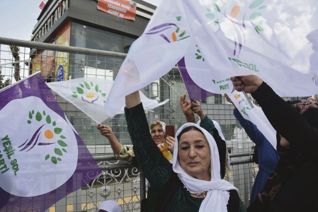 Bei einer Wahlveranstaltung der Grünen Linkspartei (YSP) schwenken Frauen in der ostanatolischen Stadt Van Fahnen der YSP, auf deren Listen die Kandidaten der pro-kurdischen HDP zur Wahl angetreten sind.
