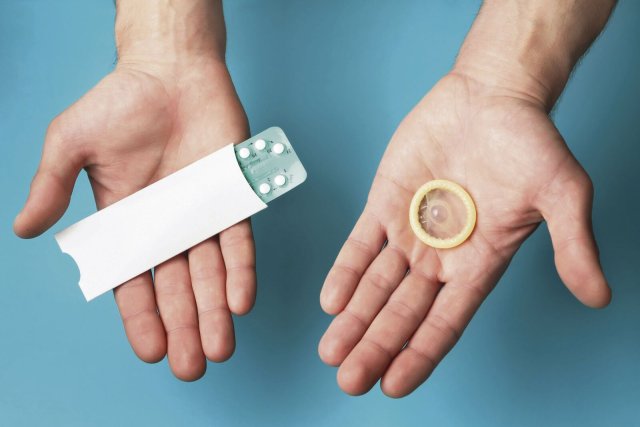 Die »Antibabypille« kann Nebenwirkungen haben, Verhütung mit Kondomen ist hingegen weniger zuverlässig.