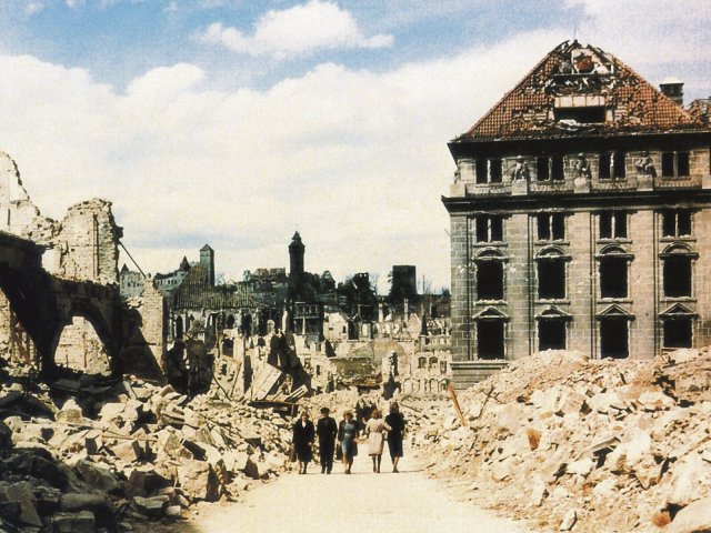 Nicht unsere Schuld und von den Juden wussten wir auch nichts: das von alliierten Bombern zerstörte Nürnberg 1945