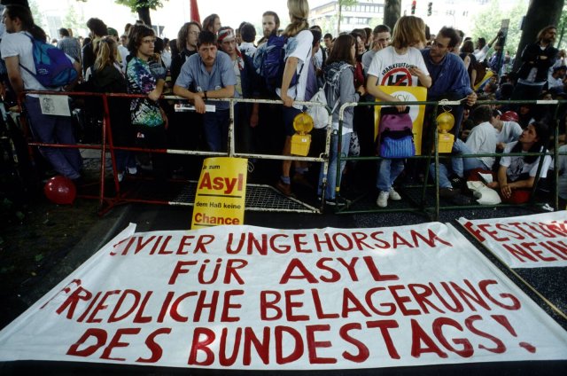 Am Tag der Abstimmung über die Asylrechtsverschärfung am 26. Mai 1993 protestierten dagegen rund 10000 Menschen vor dem Bundestag in Bonn.