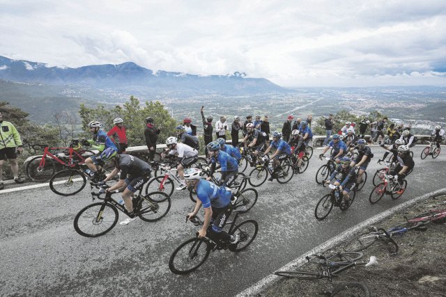 Normale Menschen fahren bei der Italienrundfahrt auf E-Bikes die Strecken der Profis.