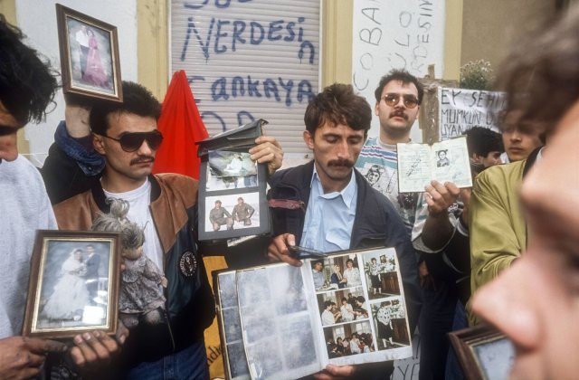 Sprache, Recht, Gewalt: All das richtete sich in den 90er Jahren gegen Asylsuchende und Menschen mit Einwanderungsgeschichte. Am 29.05.1993 wurden fünf Mitglieder der Familie Genç ermordet. Demonstrierende zeigen ihre Familienfotos.