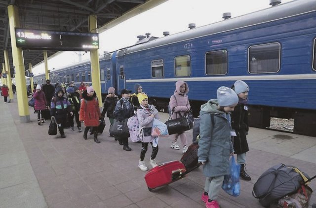 Ankunft in Minsk: Belarus behauptet Wohltäter zu sein, doch die Kinder sollen Teil der »russischen Welt« werden.
