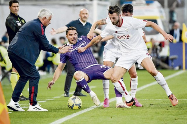 Trainer Jose Mourinho (l.) hat Bryan Cristante (r.) und dem Rest von AS Rom einen Spielstil verordnet, der den Gegnern die Lust am Fußball nehmen soll.