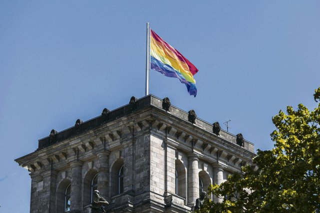 Weht der Regenbogen zu Recht über dem Bundestag?