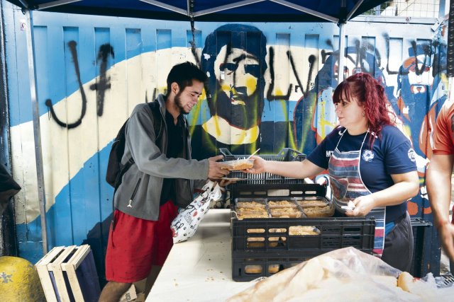 Die Not ist sichtbar: In einer Suppenküche im Zentrum von Buenos Aires werden täglich 3000 Essensportionen an Bedürftige verteilt. 40 Prozent der Bevölkerung leben inzwischen unterhalb der Armutsgrenze.
