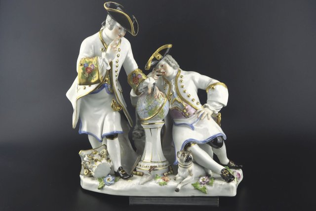 Auch diese um 1744 geschaffene Porzellanarbeit von Johann Joachim Kändler mit dem Titel »Zwei Freimaurer am Globus« ist derzeit im Herzoglichen Museum zu sehen.