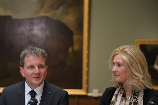 Rico Badenschier mit der Ministerpräsidentin des Landes Mecklenburg-Vorpommern Manuela Schwesig.