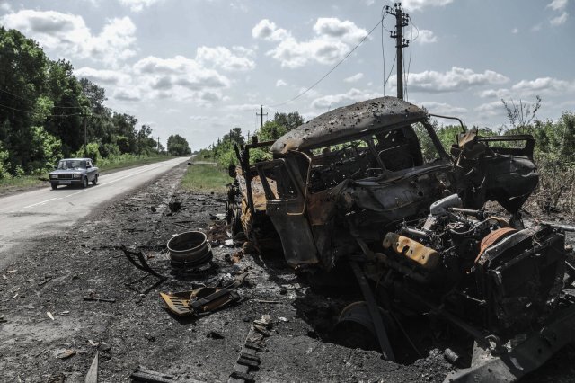 Ein ausgebrannter Laster gehört zu den kleineren Schäden des ukrainischen Angriffs auf die russische Grenzstadt Schebekino