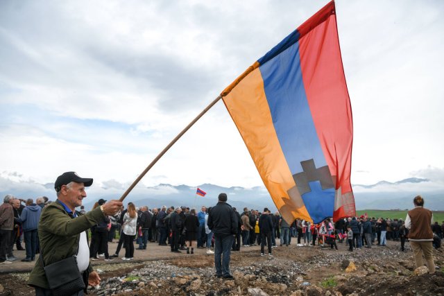 Jerewan ist bereit, Bergkarabach als aserbaidschanisches Staatsgebiet anzuerkennen. Was aus den Menschen in der international nicht anerkannten Republik wird, ist jedoch noch nicht geklärt.