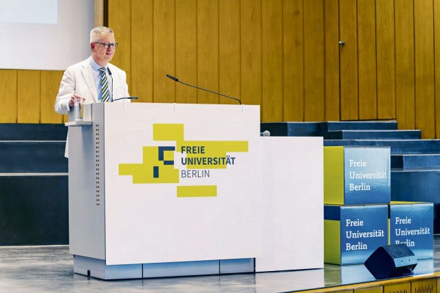 Nein, hier verliert niemand gerade eine Partie »Tetris«, das ist das neue Logo der FU: Präsident Günter M. Ziegler bei der Festansprache.