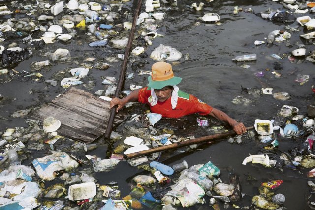 In dicht besiedelten Gebieten im Norden der indonesischen Millionenmetropole Jakarta schwimmen in den Gewässern wahre Müllberge, zum größten Teil Plastikabfall.