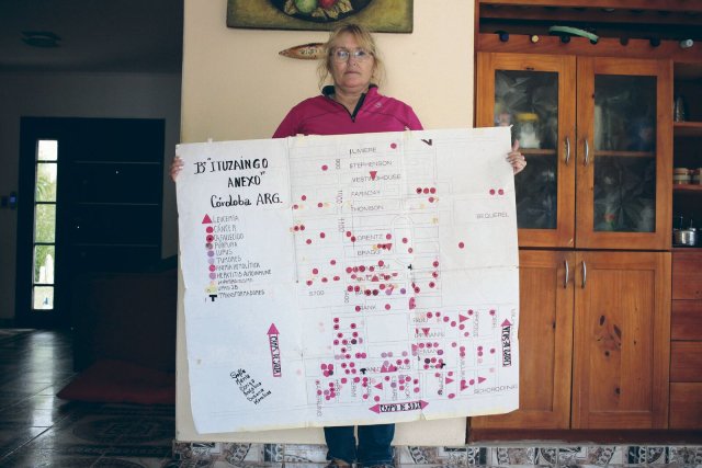 Auf dem Stadtplan, den Sofía Gatica hält, sind Krankheitsfälle mit roten Punkten markiert. Ursache sind wahrscheinlich die Herbizide der Agrarkonzerne.