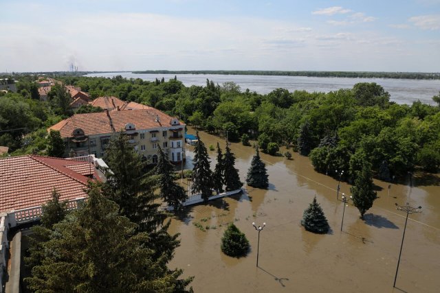 Nowa Kachowka steht nach dem Dammbruch unter Wasser. Laut Gouverneur Wladimir Saldo geht dennoch alles seinen gewohnten Gang.