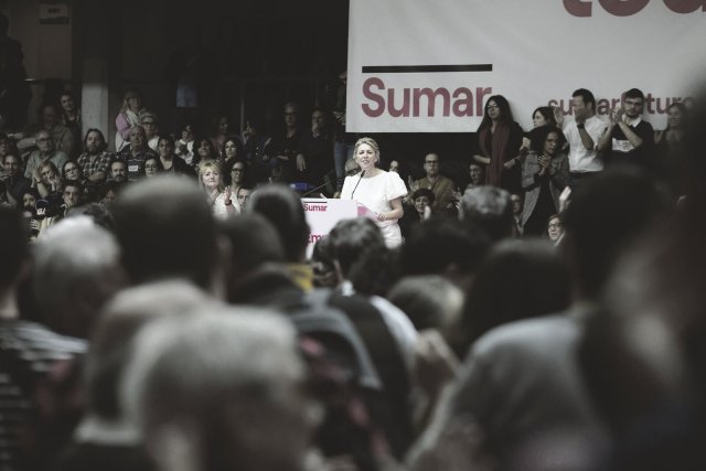 Yolanda Díaz (Mitte) will mit der neuen linken Plattform Sumar die spanische Parteienlandschaft aufmischen.
