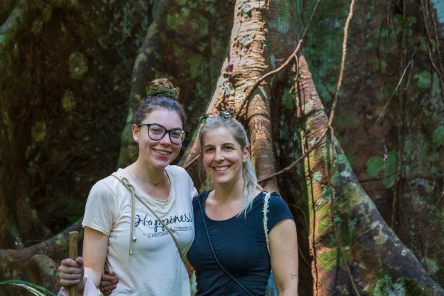 Die Schweizerinnen Celia Diez (l., 21) und Carina Waeber (32) haben bei der Wanderung im Regenwald viel über dessen Pflanzen und Tiere lernen können.