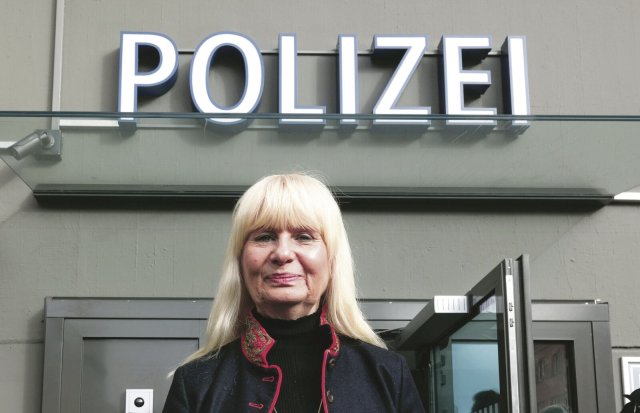 Würde wahrscheinlich gerne selbst Uniform tragen: Innensenatorin Iris Spranger (SPD) vor ihrem Lieblingsprojekt, der Polizeiwache am Kottbusser Tor