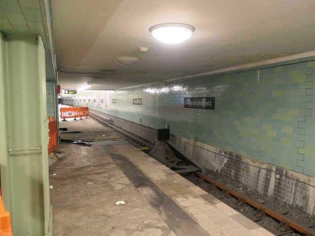 Für den Wasserschaden am U5-Bahnsteig direkt unter der U2 am Alexanderplatz kann die BVG bisher keine Erklärung liefern.