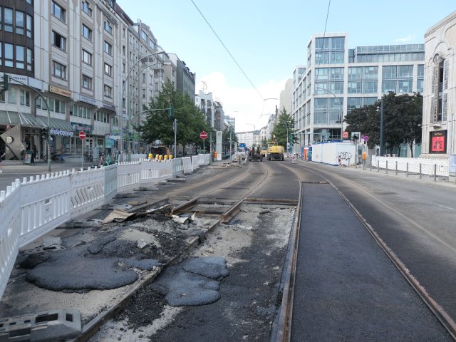 Soll doch erst im September fertiggestellt werden: Tram-Baustelle in der Friedrichstraße