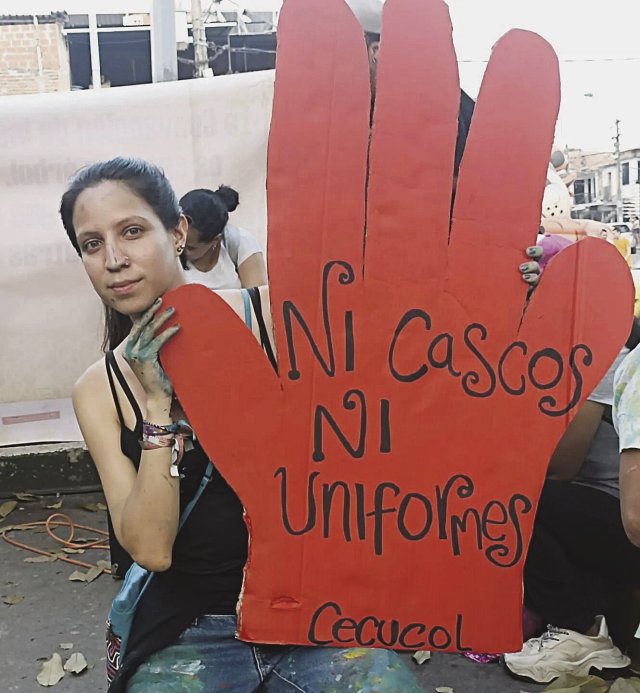 Keine Helme, keine Uniformen! Die Antimilitaristin Anny Nathaly Roa Pabón setzt sich für die Befriedung in der Stadt Cali ein.