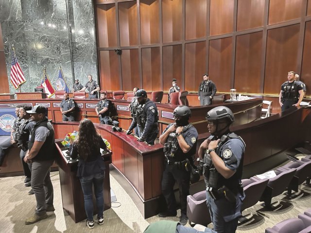 Einsatzkräfte im Rathaus von Atlanta.