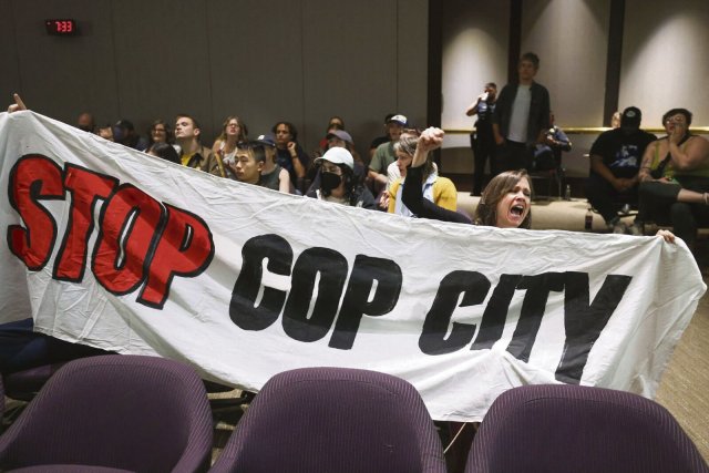 Als der Stadtrat von Atlanta die Finanzierung des Polizeizentrums beschließt, ist die Stimmung aufgeheizt. Die Proteste reißen auch nach der Sitzung nicht ab.