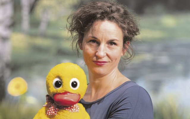 Puppen­spiel­künstlerin Susi Claus spielt das Schnatterinchen, das prominente Entchen aus dem DDR-Fernsehen.