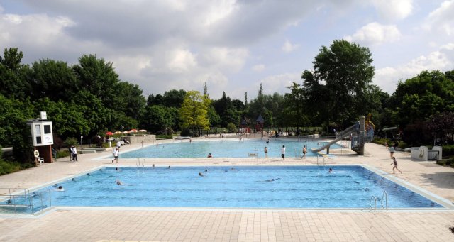 Berlinerinnen und Berliner nutzen das Sommerbad Wuhlheide, um sich in der Junihitze der Hauptstadt abzukühlen.