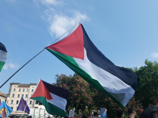 Die Fahnen Palästinas wehten am 20. Mai 2023 über den Oranienplatz in Berlin-Kreuzberg, bis die Kundgebung wegen polizeilicher Übergriffe beendet wurde.