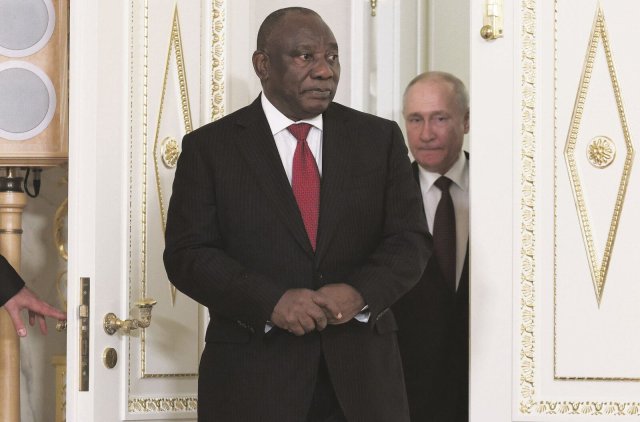 Russlands Präsident Wladimir Putin (r.) und Südafrikas Präsident Cyril Ramaphosa