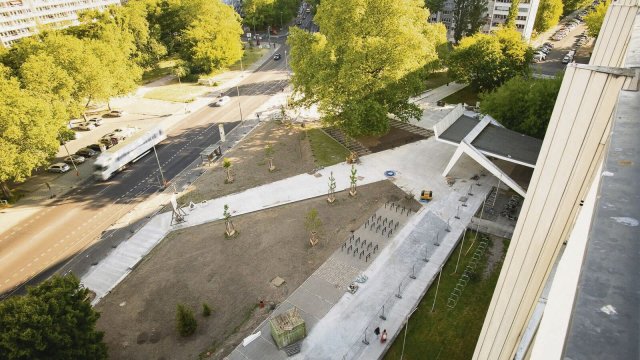 Noch ist nicht alles grün: die Neugestaltung des Platzes am FMP1 in Berlin-Friedrichshain