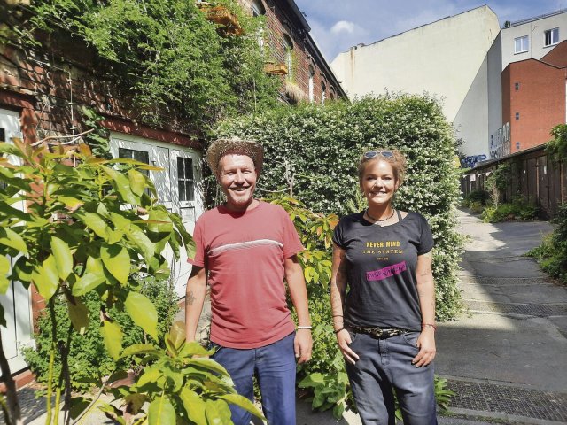 Jean Sommer und Marie Münch in ihrem grünen Idyll. Gerade haben sie eine neue Mitbewohnerin entdeckt: eine Mönchsgrasmücke