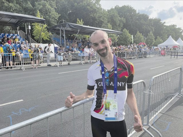 Radfahrer Robert Herberg neben der Rennstrecke auf der Straße des 17. Juni, wo die Radwettbewerbe ausgetragen werden.
