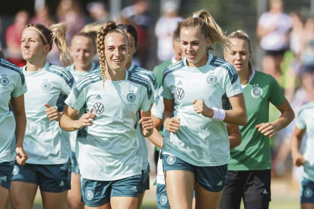 Die Fußballerinnen Sophia Kleinherne (M.) und Laura Freigang (2. v. r.) spielen gemeinsam bei Eintracht Frankfurt und in der Nationalmannschaft.
