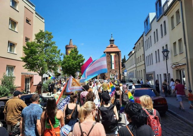 Abba und Antifa: Rund 350 Menschen sind am Samstag mit Regenbogenfahnen durch Bernau gezogen.