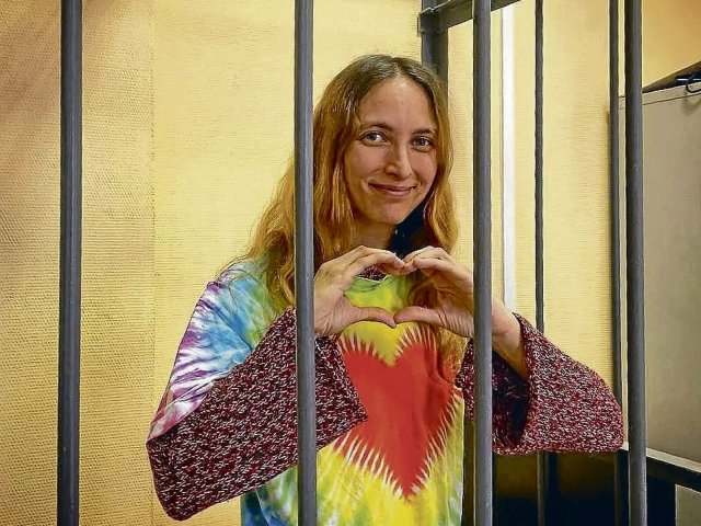 Aleksandra (Sascha) Skotschilenko sitzt wegen Antikriegsaktionen seit 11. April in Haft.
