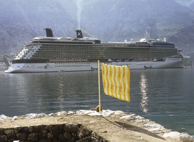 Riesiger Fremdkörper: Kreuzfahrtschiff vor Kotor
