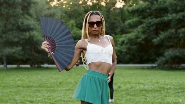 Model und Künstlerin Black Pearl während eines Trainings im Park