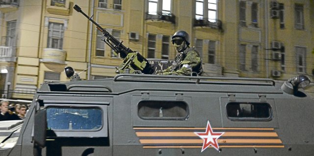 Mitglieder des privaten Militärunternehmens Wagner verlassen das Gebiet des Hauptquartiers des südlichen Militärbezirks und das nahe gelegene Gebiet in Rostow am Don, Russland.