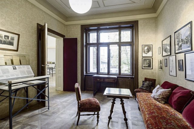 Warten auf den Doktor: Das Vorzimmer ist der einzige rekonstruierte Raum im Sigmund-Freud-Museum.