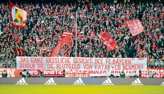 Protest kann sich lohnen: Die aktive Fanszene des FC Bayern kritisierte die enge Beziehung der Münchner zu Katar immer wieder.