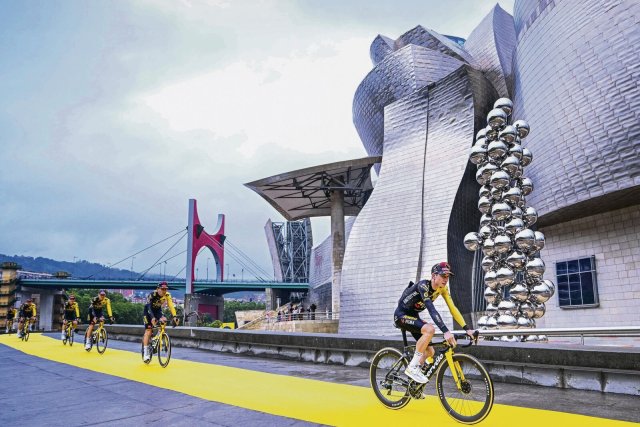 Der gelbe Teppich ist ausgerollt: Tourfavorit Jonas Vingegaard vor Bilbaos Guggenheim-Museum