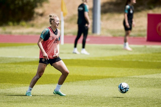 Zurück im Team: Carolin Simon trainiert wieder mit der deutschen Nationalmannschaft. Ob sie auch bei der WM mitspielen darf, entscheidet sich am Freitag.